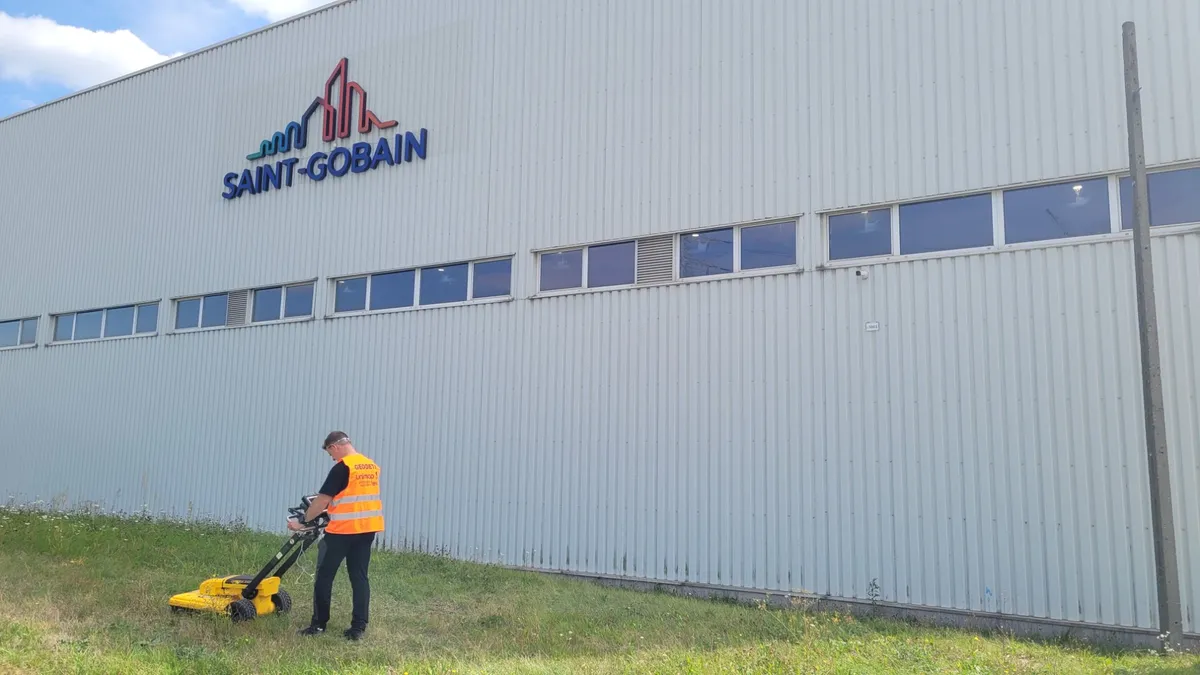 Geodeta z georadarem przy hali zakładu Saint-Gobain w Dąbrowie Górniczej