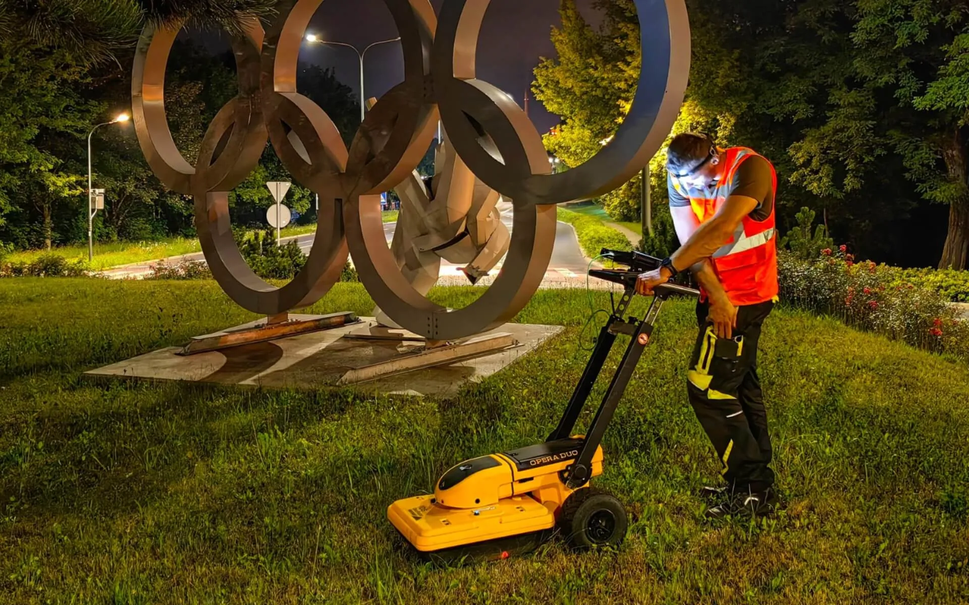 Geodeta UnimapTech wykonujący pomiar georadarem GPR