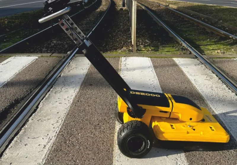 Georadar GPR podczas detekcji infrastruktury podziemnej na przejściu przez torowisko