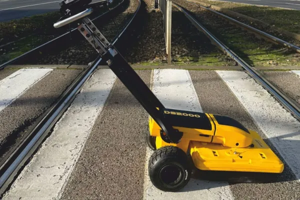 Georadar GPR podczas detekcji infrastruktury podziemnej na przejściu przez torowisko