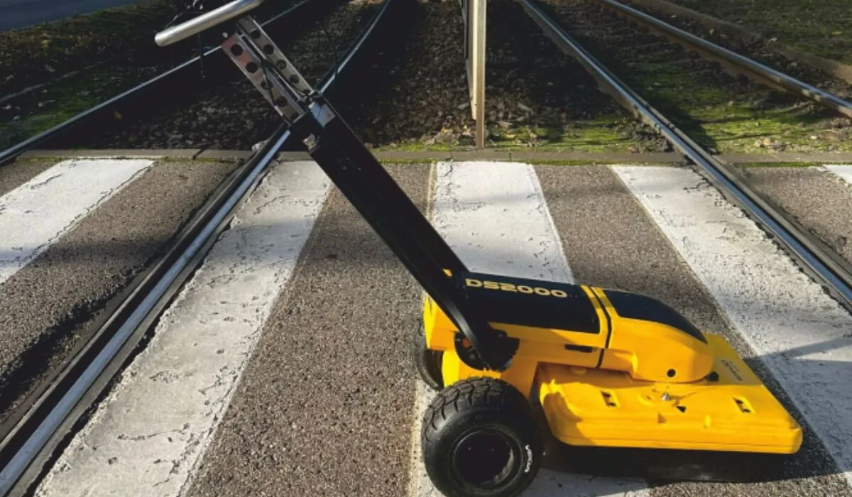 Georadar GPR podczas detekcji infrastruktury podziemnej na przejściu przez torowisko
