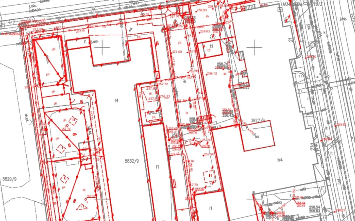 Mapa porównawcza przedstawiająca zmiany w przebiegu infrastruktury podziemnej