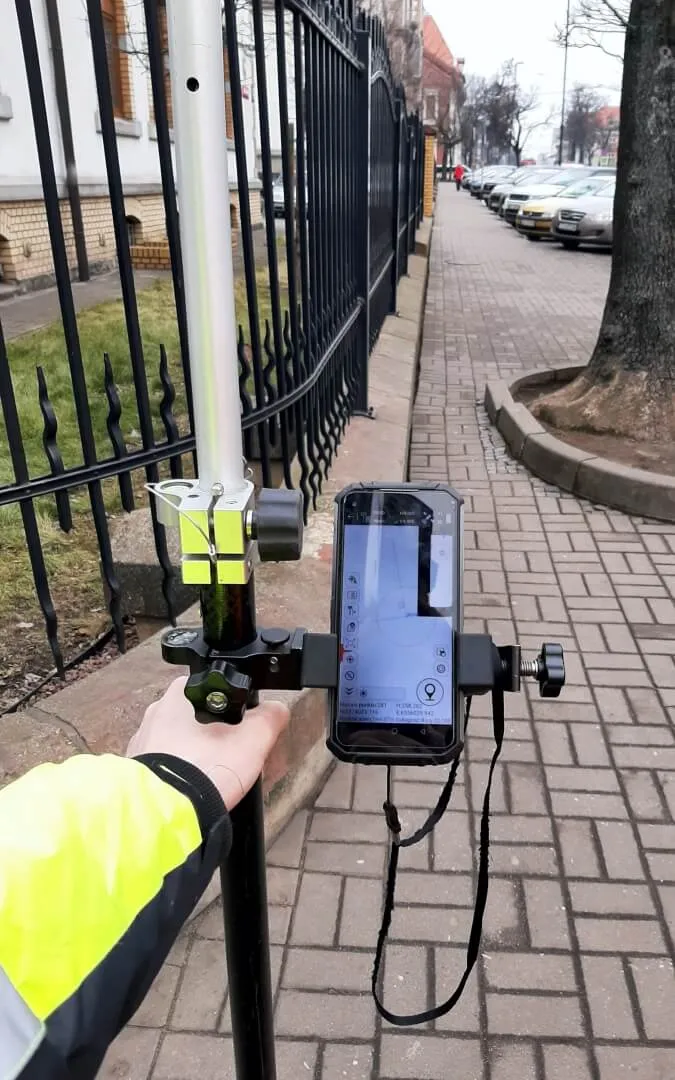Pomiar GNSS wykonany w terenie w ramach inwentaryzacji sieci podziemnej