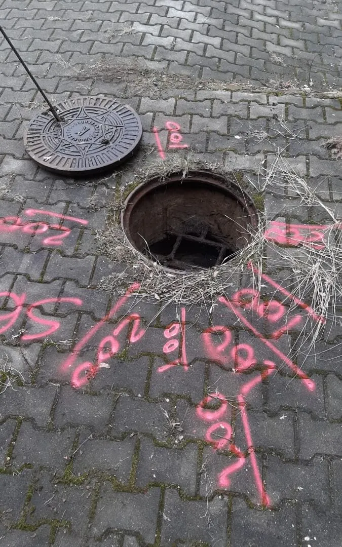 Inwentaryzacja studni kanalizacyjnej w terenie w ramach pomiarów uzbrojenia podziemnego