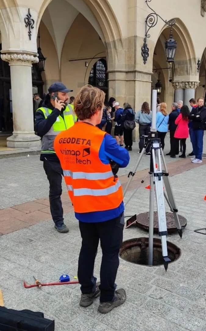 Pomiar wnętrza studni kanalizacyjnej za pomocą skanera 3D w trakcie inwentaryzacji